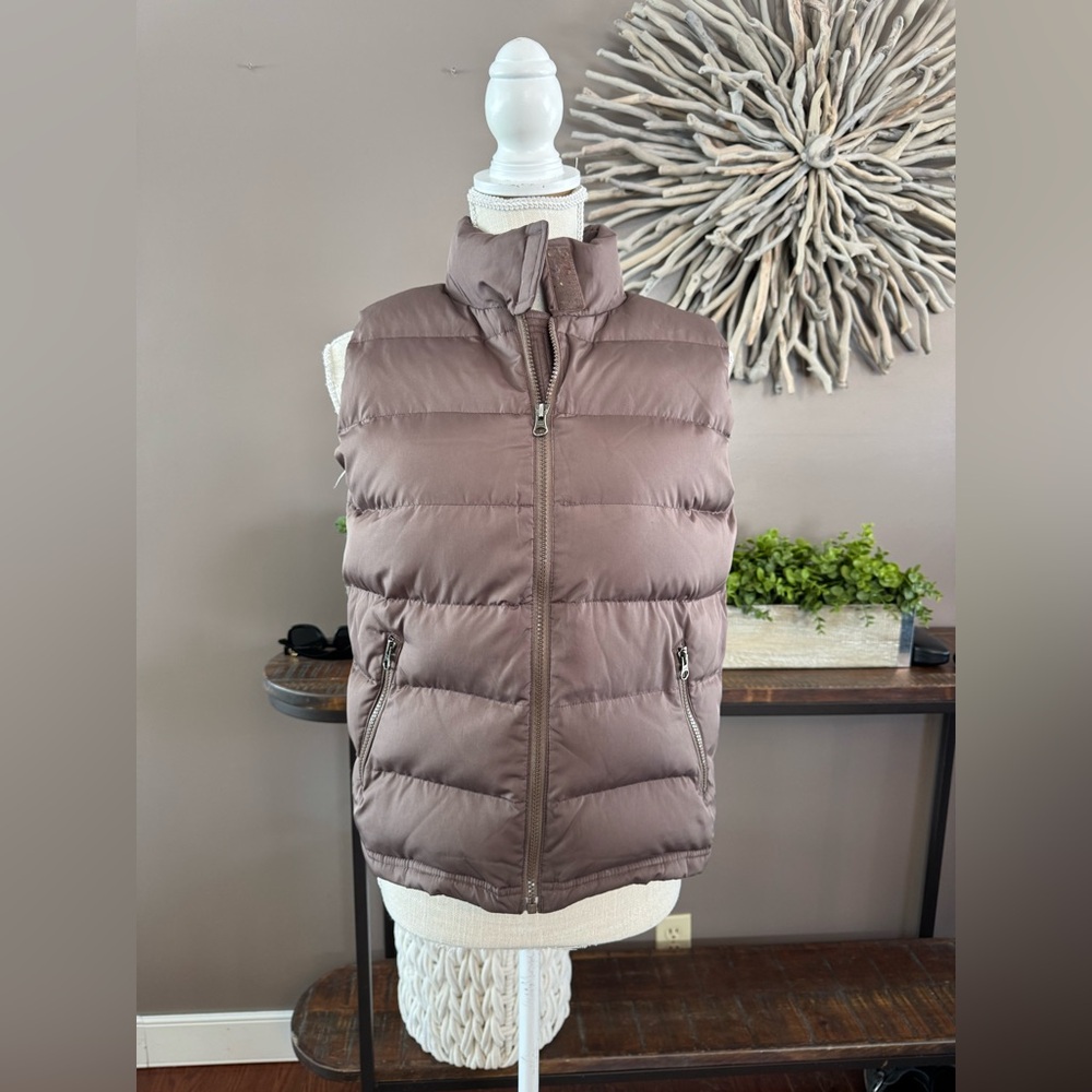 American‎ Eagle down full zip up vest.